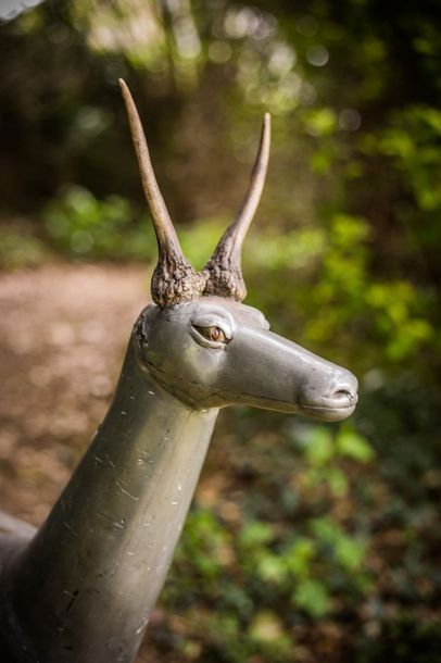 Biche en étain. Un volet cache un intérieur...