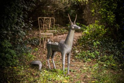 Biche en étain. Un volet cache un intérieur...