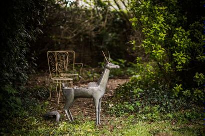 Biche en étain. Un volet cache un intérieur...