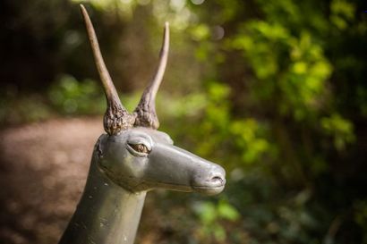 Biche en étain. Un volet cache un intérieur...