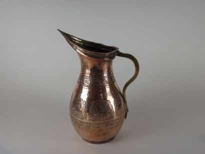 Broc en cuivre ciselé - Proche-orient, début...