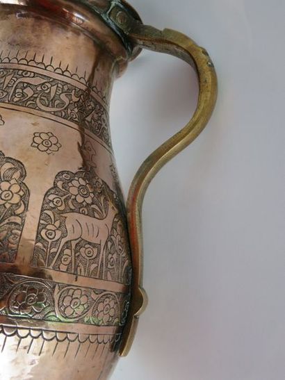 Broc en cuivre ciselé - Proche-orient, début...