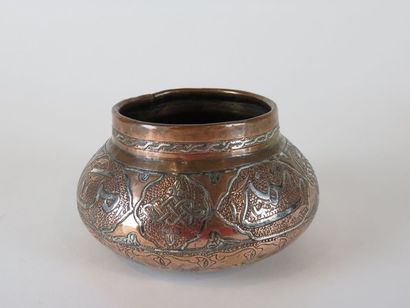 Bassin en cuivre avec incrustations - Proche-orient,...