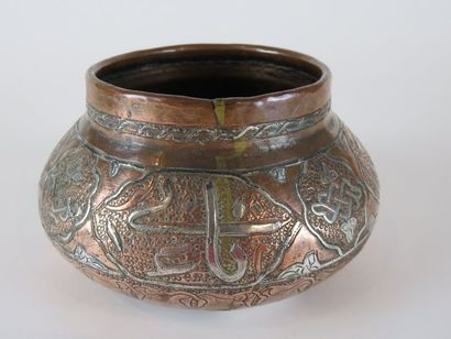 Bassin en cuivre avec incrustations - Proche-orient,...