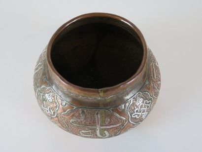 Bassin en cuivre avec incrustations - Proche-orient,...