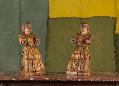 Paire de sculptures en sapin figurant des...