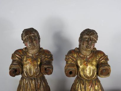 Paire de sculptures en sapin figurant des...