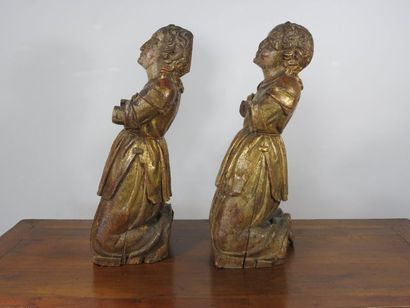 Paire de sculptures en sapin figurant des...