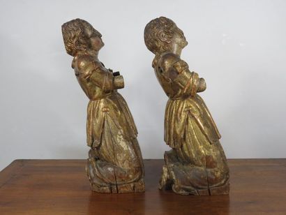 Paire de sculptures en sapin figurant des...
