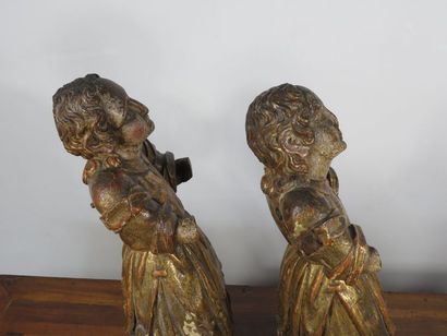 Paire de sculptures en sapin figurant des...
