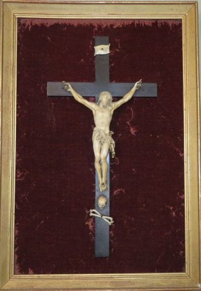 Christ en ivoire sculpté avec memento mori,...