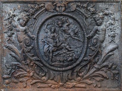 Plaque de cheminée en fonte de fer. En relief...