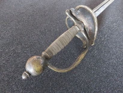 Epée d'officier des gardes du corps du Roi...