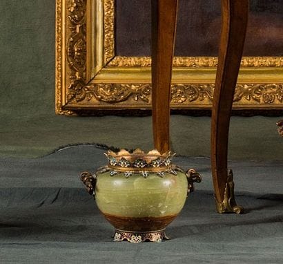 Pot en onyx à monture de bronze doré et cloisonné...