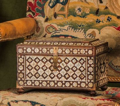 Coffret en palissandre incrusté d’os : fleurs,...