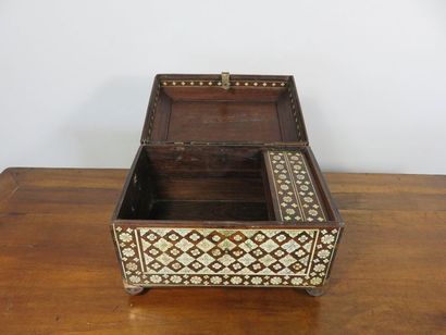 Coffret en palissandre incrusté d’os : fleurs,...