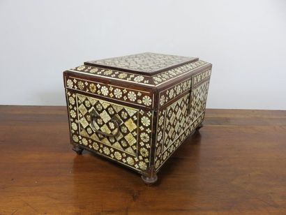Coffret en palissandre incrusté d’os : fleurs,...
