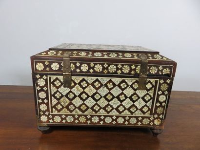 Coffret en palissandre incrusté d’os : fleurs,...