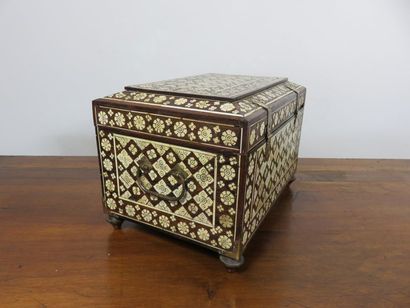 Coffret en palissandre incrusté d’os : fleurs,...