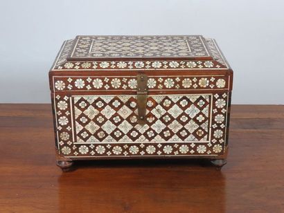 Coffret en palissandre incrusté d’os : fleurs,...