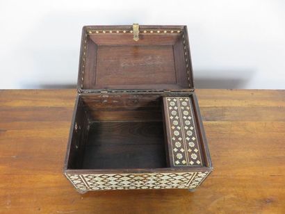 Coffret en palissandre incrusté d’os : fleurs,...