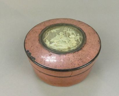 Boite ronde à intérieur en écaille recouverte...