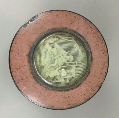 Boite ronde à intérieur en écaille recouverte...