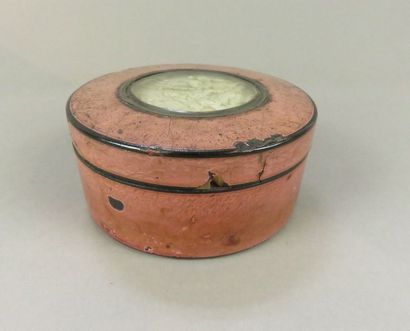 Boite ronde à intérieur en écaille recouverte...
