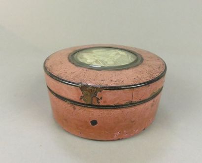 Boite ronde à intérieur en écaille recouverte...