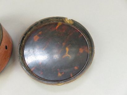 Boite ronde à intérieur en écaille recouverte...