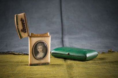 Étui à carnet de bal en ivoire monté sur...