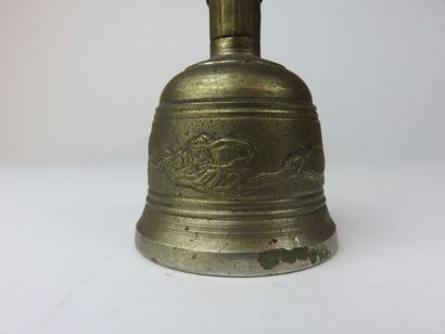 JAPON Cloche de cérémonie en bronze et plaques...