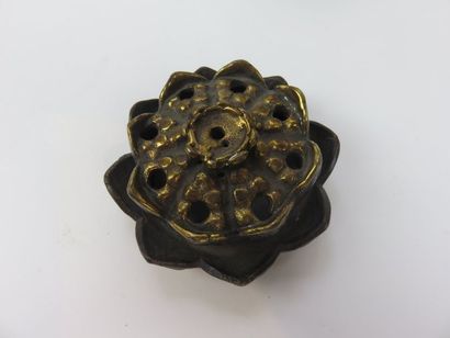 JAPON Ornement d'autel en bronze à patine...