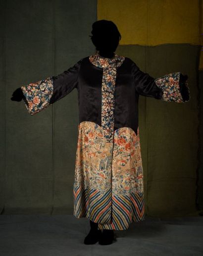 CHINE Manteau de mandarin en soie noire....