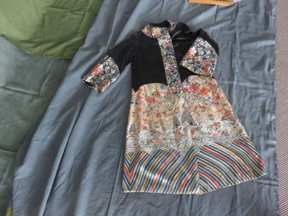 CHINE Manteau de mandarin en soie noire....
