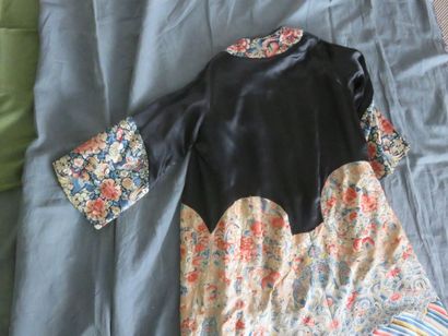 CHINE Manteau de mandarin en soie noire....