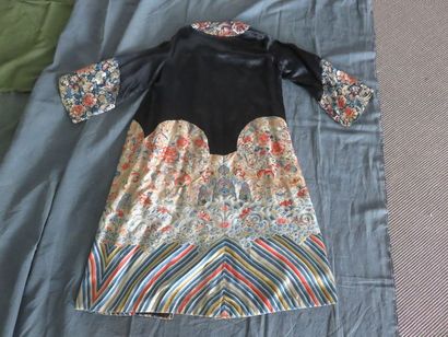 CHINE Manteau de mandarin en soie noire....