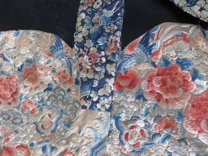 CHINE Manteau de mandarin en soie noire....