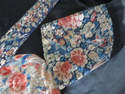 CHINE Manteau de mandarin en soie noire....