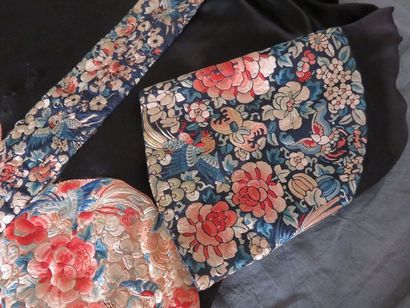 CHINE Manteau de mandarin en soie noire....