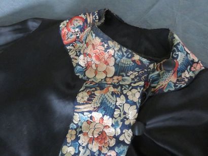 CHINE Manteau de mandarin en soie noire....