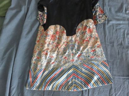 CHINE Manteau de mandarin en soie noire....