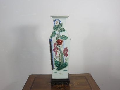 CHINE Vase à pans et à col resserré rectangulaire...