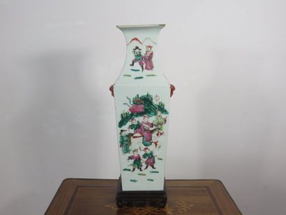 CHINE Vase à pans et à col resserré rectangulaire...