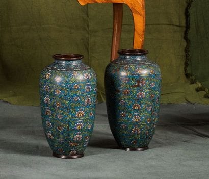 CHINE Paire de vases piriformes en bronze...