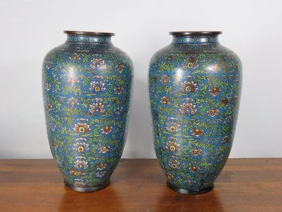 CHINE Paire de vases piriformes en bronze...