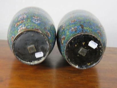 CHINE Paire de vases piriformes en bronze...