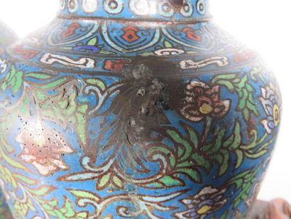 CHINE Paire de vases piriformes en bronze...