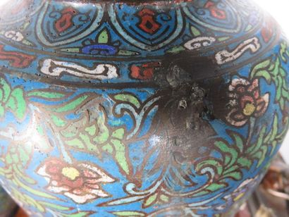 CHINE Paire de vases piriformes en bronze...