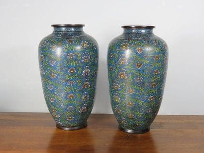 CHINE Paire de vases piriformes en bronze...